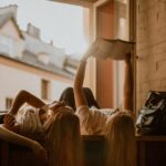 Garotas-lendo-na-janela-by-kinga-cichewicz-via-unsplash-s4aOPAJ4v0E_compressed