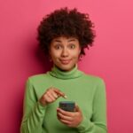 garota fazendo download close-up-portrait-of-young-beautiful-woman-isolated_compressed2